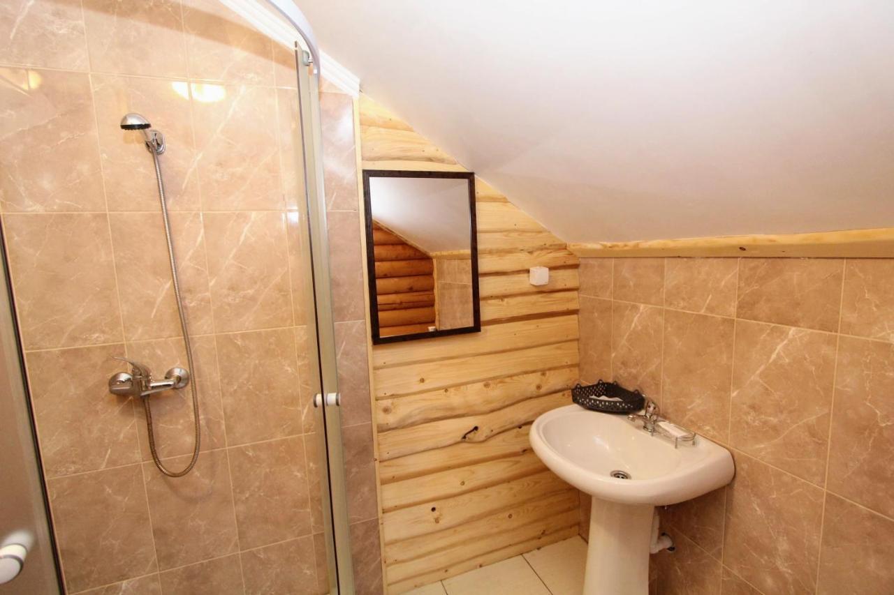 Hotel Мала Одеса à Yablunytsya Extérieur photo