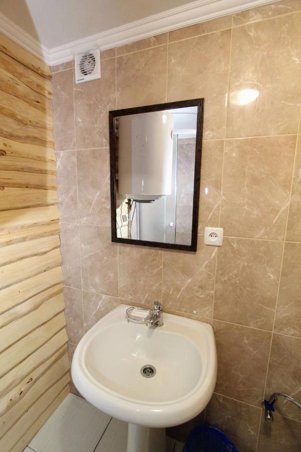 Hotel Мала Одеса à Yablunytsya Extérieur photo