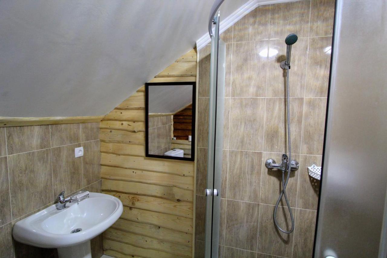 Hotel Мала Одеса à Yablunytsya Extérieur photo