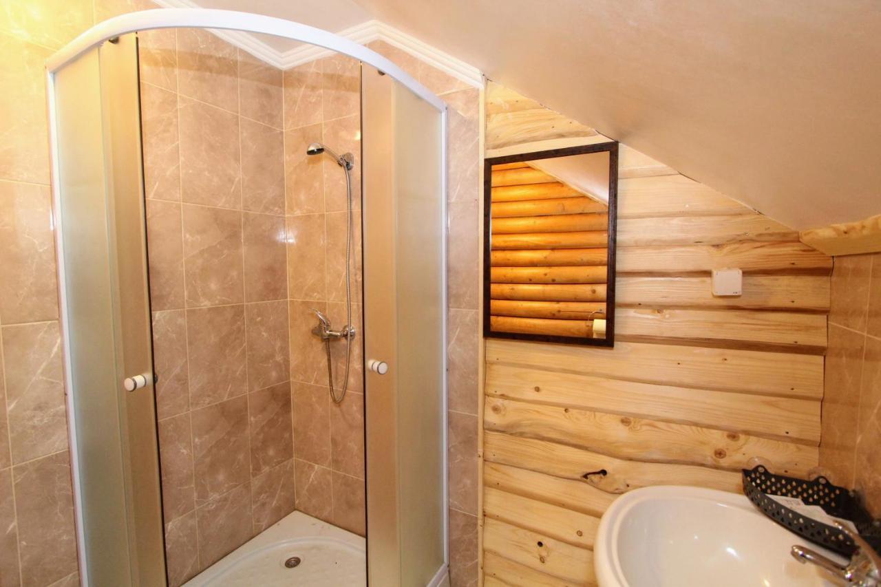 Hotel Мала Одеса à Yablunytsya Extérieur photo