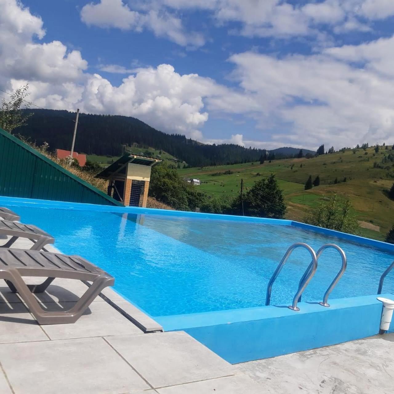 Hotel Мала Одеса à Yablunytsya Extérieur photo